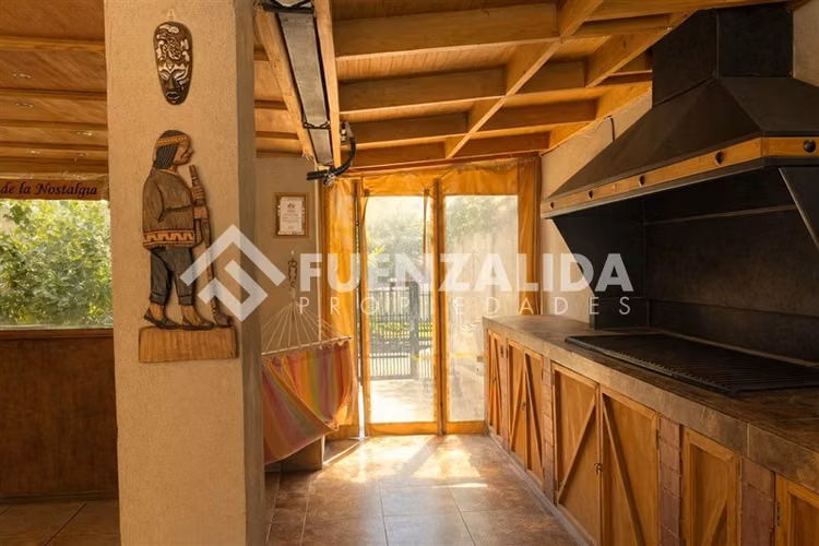 Exclusiva Casa Familiar con Piscina y Quincho en Peñalolén