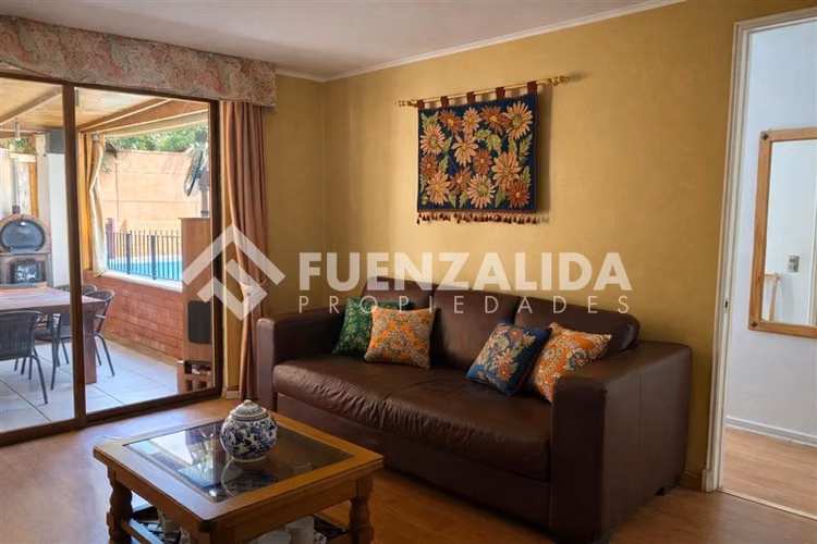 Exclusiva Casa Familiar con Piscina y Quincho en Peñalolén
