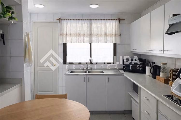 Exclusiva Casa Familiar con Piscina y Quincho en Peñalolén
