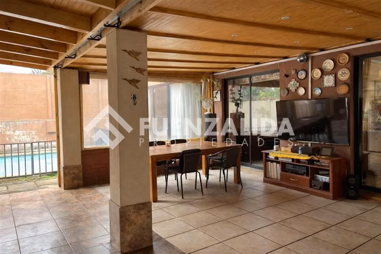 Exclusiva Casa Familiar con Piscina y Quincho en Peñalolén