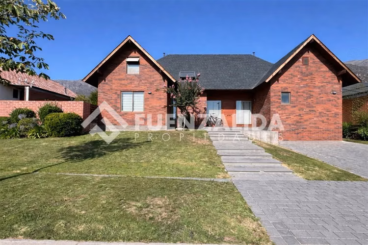 Casa en venta en condominio de 5 dorm. en Peñalolén
