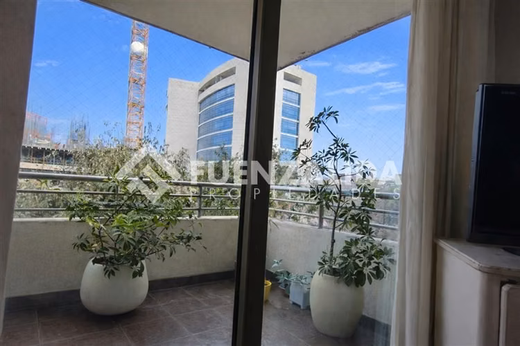 Departamento en venta de 3 dorm+ Hab servicio en Las Condes