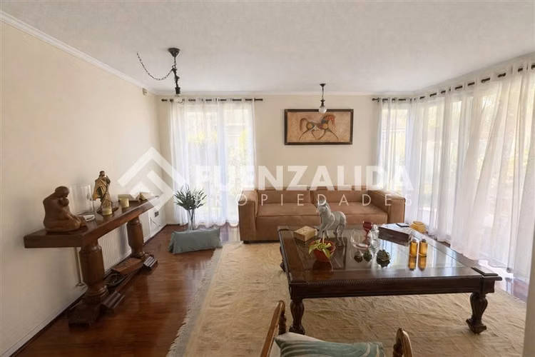 Casa en venta de 4 dorm. en Peñalolén