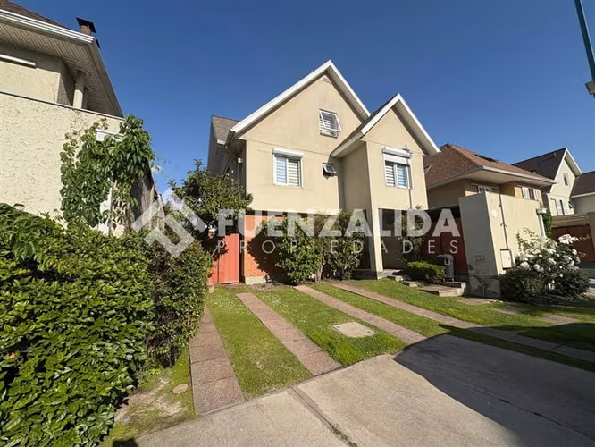 Casa en venta de 4 dorm. en Peñalolén