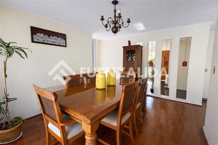 Casa en venta de 4 dorm. en Peñalolén