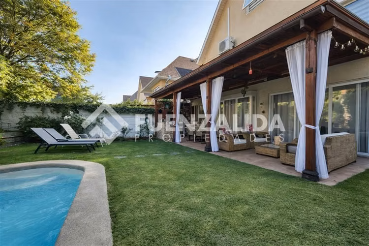 Casa en venta de 4 dorm. en Peñalolén
