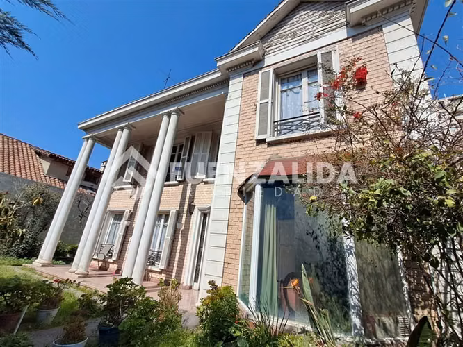 Maravillosa casa Georgian en venta de 6 dorm. Providencia