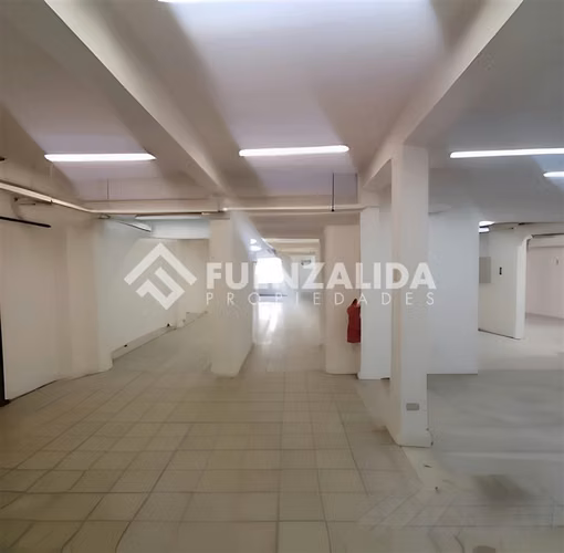 Casa Comercial Con Bodega Venta en Club Hipico Santiago