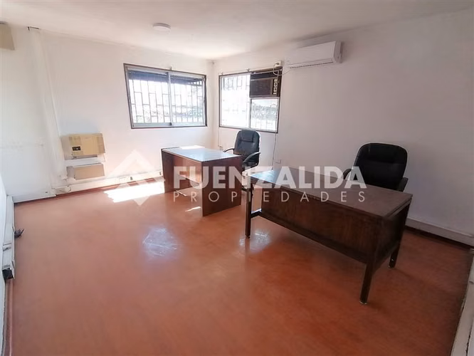 Casa Comercial Con Bodega Venta en Club Hipico Santiago