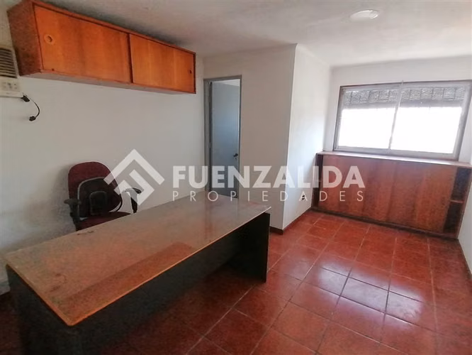 Casa Comercial Con Bodega Venta en Club Hipico Santiago