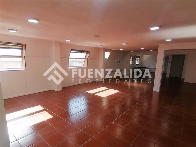 Casa Comercial Con Bodega Venta en Club Hipico Santiago