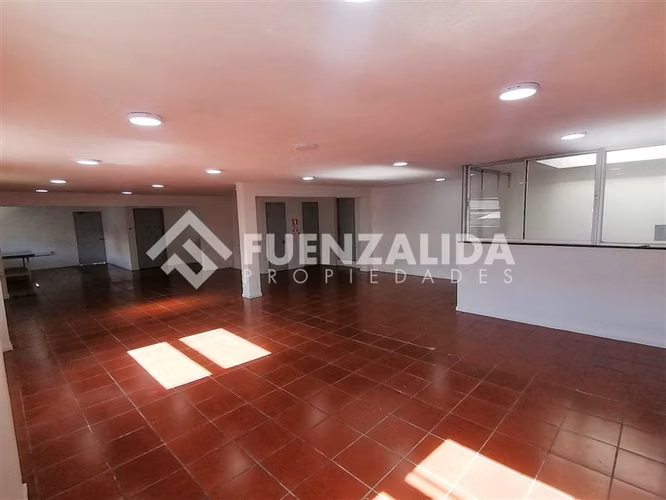 Casa Comercial Con Bodega Venta en Club Hipico Santiago