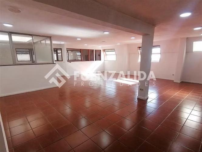 Casa Comercial Con Bodega Venta en Club Hipico Santiago