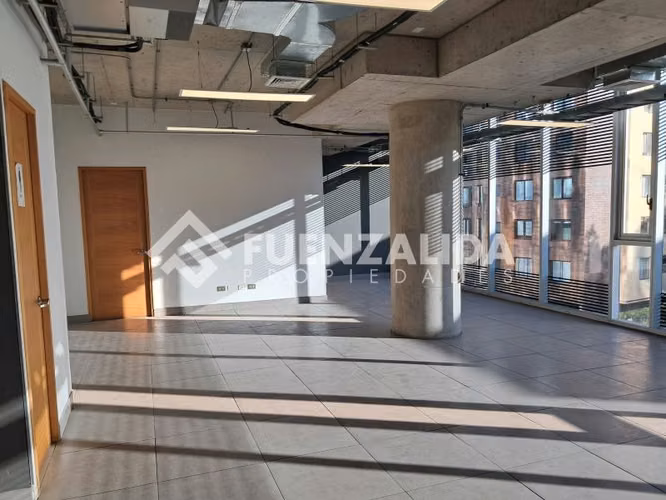 Oficina en arriendo en Las Condes..metro Los Dominicos