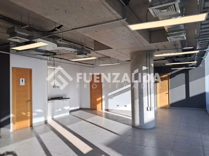 Oficina en arriendo en Las Condes..metro Los Dominicos
