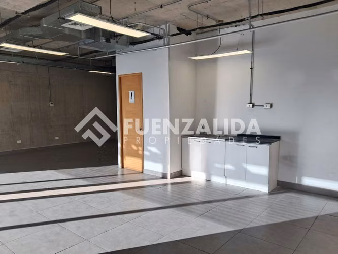 Oficina en arriendo en Las Condes..metro Los Dominicos