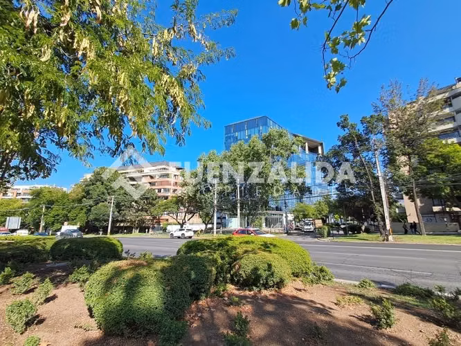 Oficina en arriendo en Las Condes..metro Los Dominicos