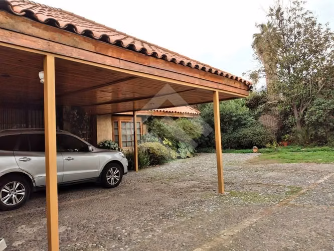 Casa en venta de 5 dorm. en 1.688 mts2.en La Reina