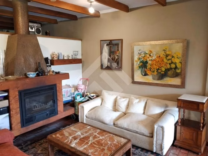 Casa en venta de 5 dorm. en 1.688 mts2.en La Reina