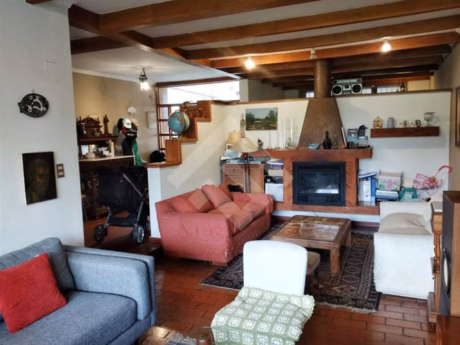 Casa en venta de 5 dorm. en 1.688 mts2.en La Reina