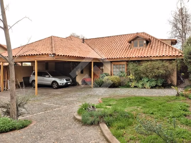 Casa en venta de 5 dorm. en 1.688 mts2.en La Reina