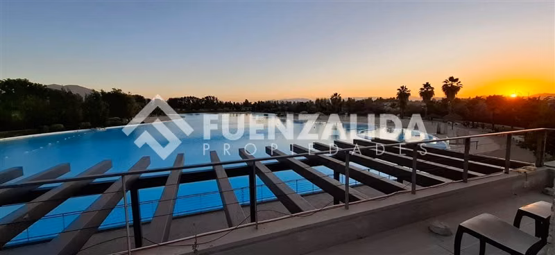 Casa en venta de 4 dorm. Laguna de Condores en San Bernardo