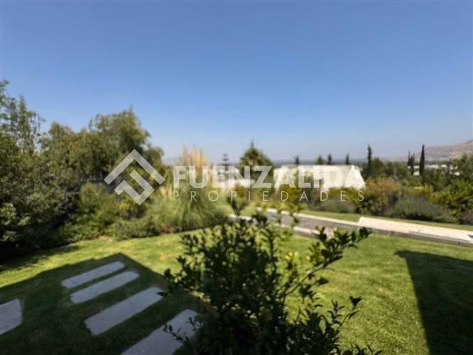 Casa en venta de 5 dorm. en Los Bosques