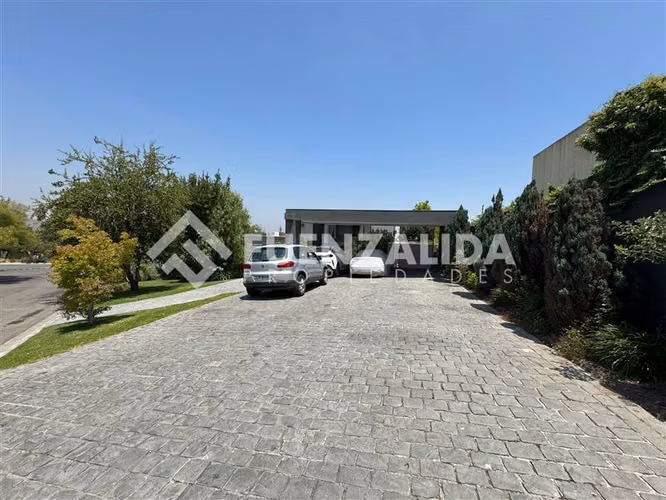Casa en venta de 5 dorm. en Los Bosques