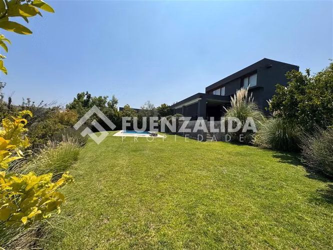 Casa en venta de 5 dorm. en Los Bosques