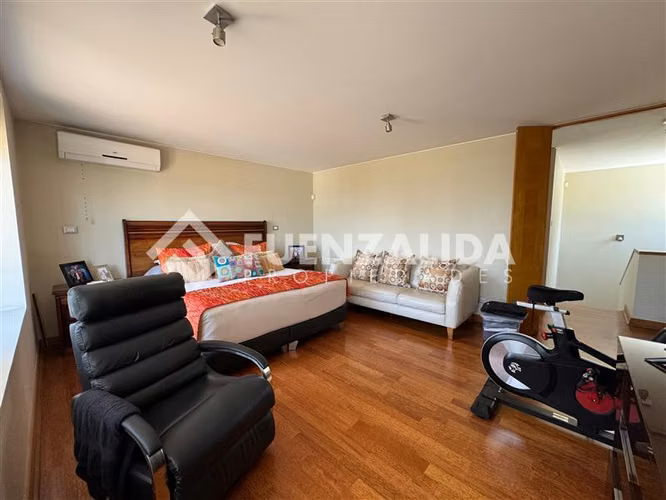 Casa en venta de 5 dorm. en Los Bosques