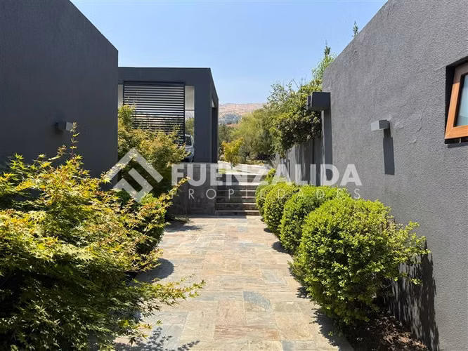 Casa en venta de 5 dorm. en Los Bosques