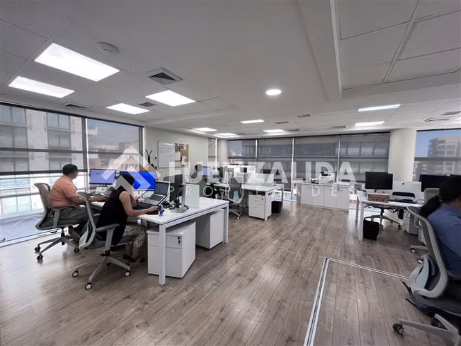 Oficina en venta en Metro Alcántara, piso coompleto
