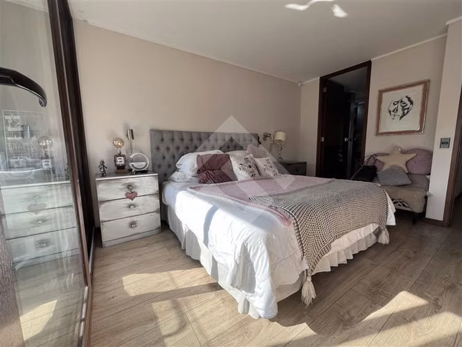 Dpto triplex en venta de 3 dorm.mas servicios en La Dehesa