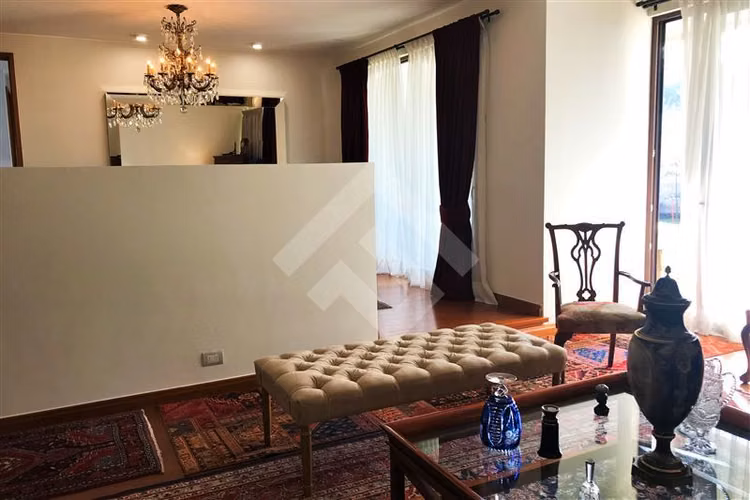 Casa en Venta 3D, 5B, 2 Salitas y 5 Estac. Lo Barnechea