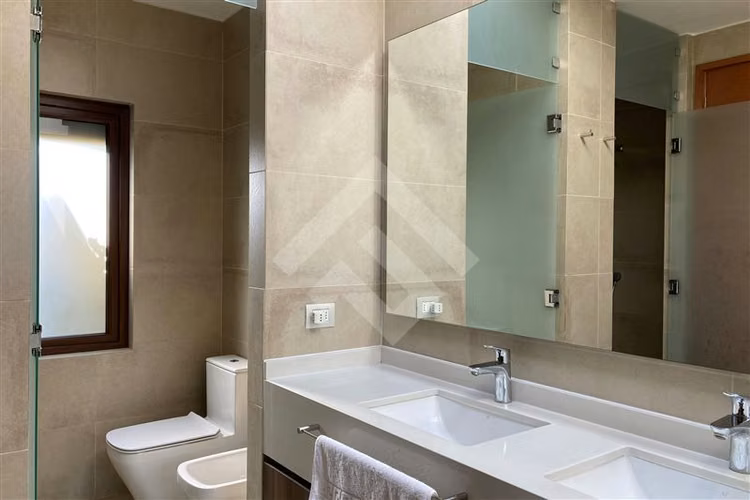 Casa en Venta 3D, 5B, 2 Salitas y 5 Estac. Lo Barnechea