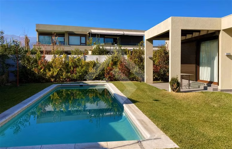 Casa en Venta 3D, 5B, 2 Salitas y 5 Estac. Lo Barnechea