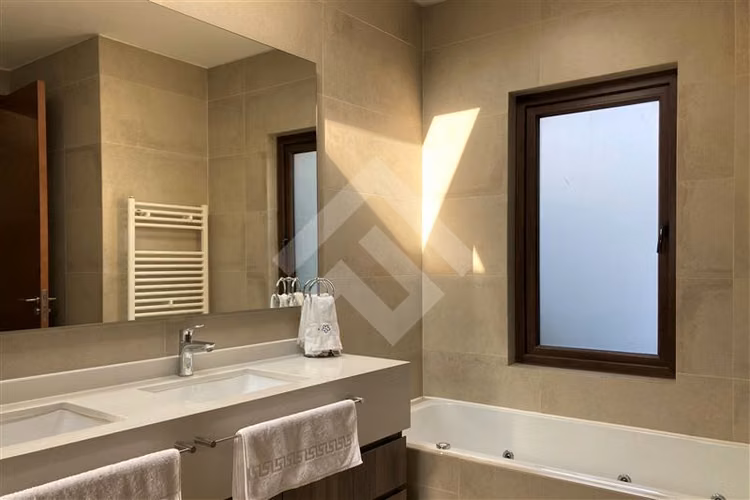 Casa en Venta 3D, 5B, 2 Salitas y 5 Estac. Lo Barnechea