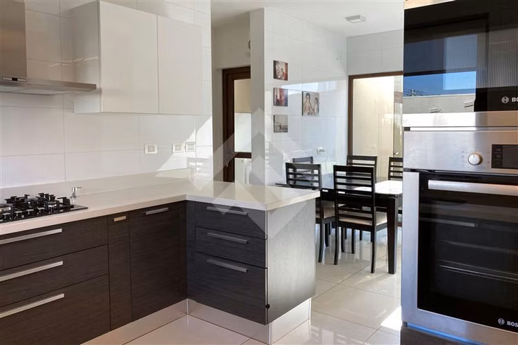 Casa en Venta 3D, 5B, 2 Salitas y 5 Estac. Lo Barnechea