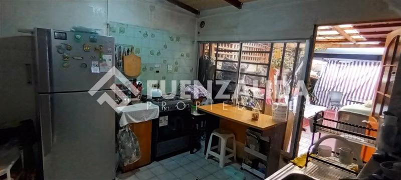Casa en Venta de 3 Dorm. 1 Baño, en La Florida
