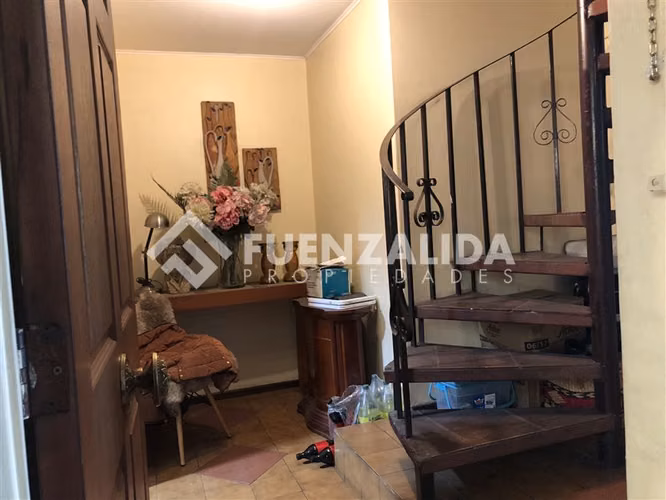 Casa con locales comerciales en Av. Macul