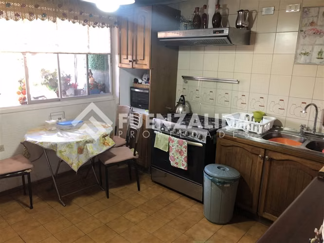 Casa con locales comerciales en Av. Macul - Imagen 2