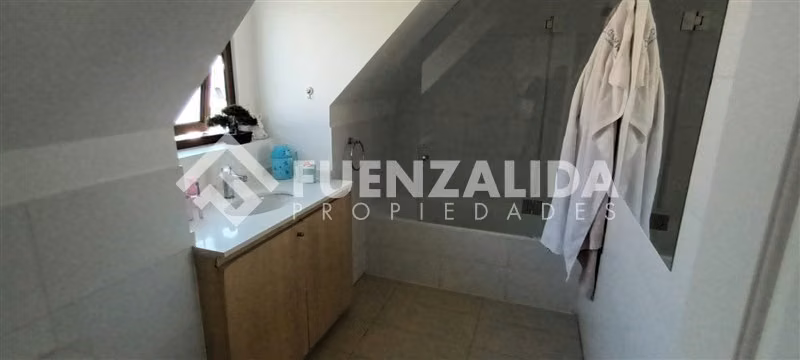 Casa en Venta de 4 Dorm. 3 Baños, en La Florida