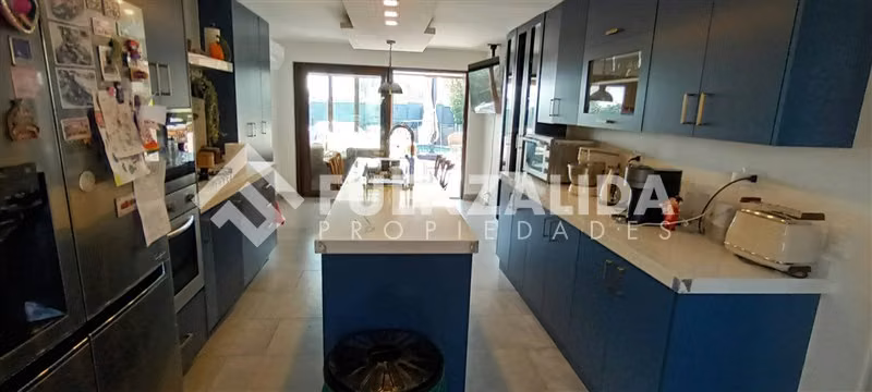 Casa en Venta de 4 Dorm. 3 Baños, en La Florida