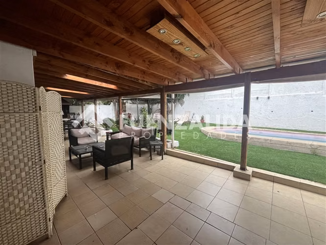 Casa en venta de 5 dorm. en La Florida