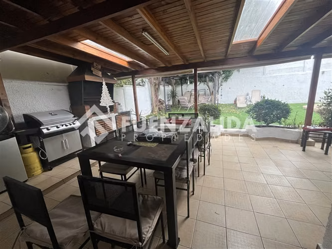 Casa en venta de 5 dorm. en La Florida