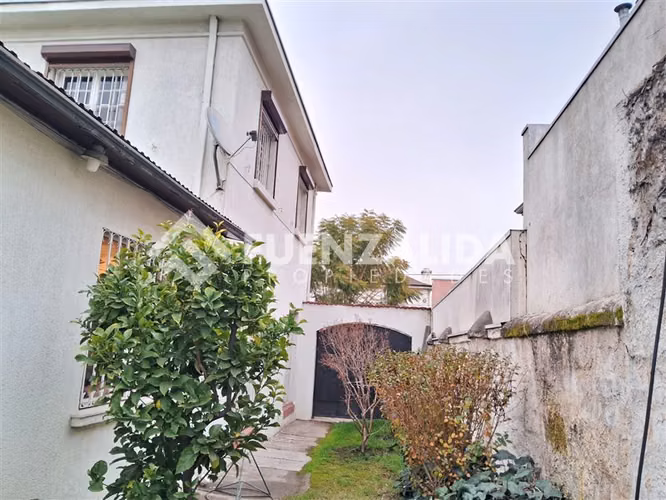 Chalet aislado en venta de 4 dorm. en Ñuñoa