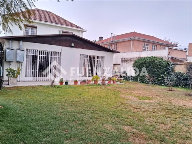 Chalet aislado en venta de 4 dorm. en Ñuñoa