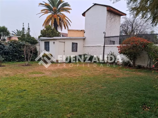 Chalet aislado en venta de 4 dorm. en Ñuñoa
