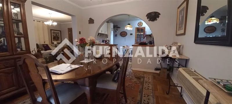 Casa en venta de 6 dorm. en La Reina