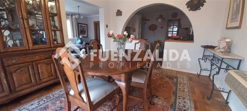 Casa en venta de 6 dorm. en La Reina